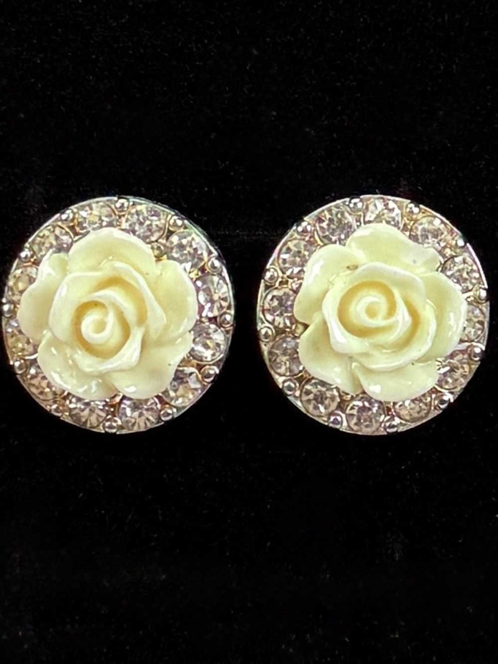 Vintage aged goldtone ling raised flower cream colored pierced earrings